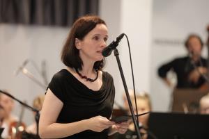 GLST, odprtje 52 mednarodnega tabora, kustosinja ANdrejka Vabic Nose med predstavitvijo umetnikov, foto Alenka Strazisar Lamovsek (6)